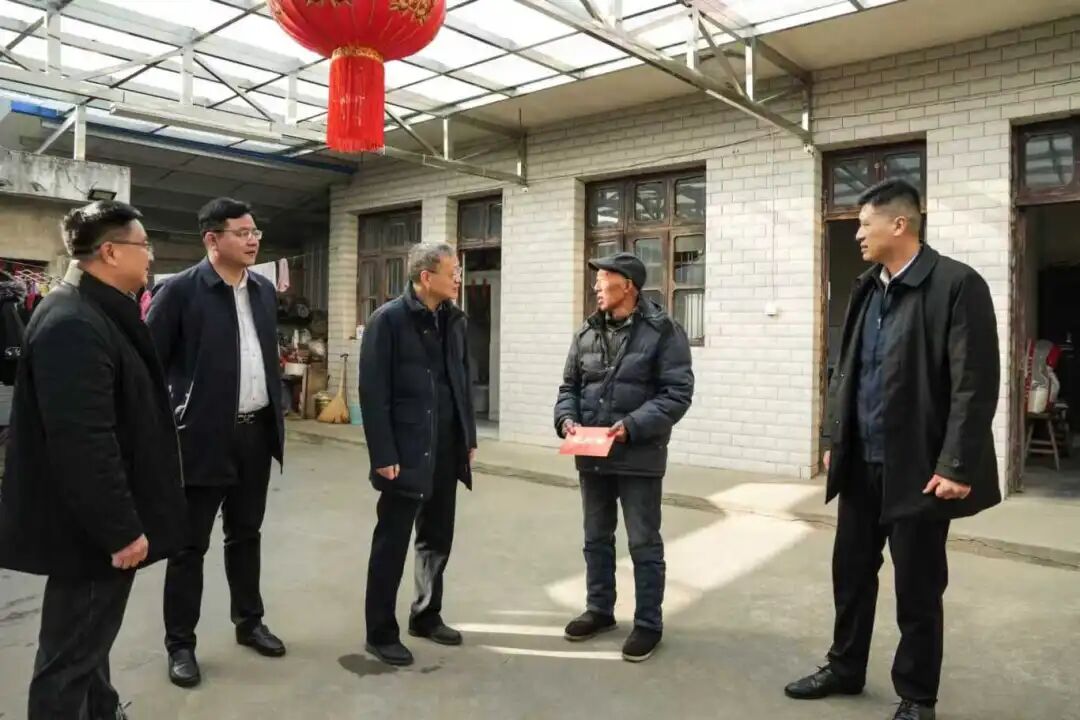 顾宝林走访慰问困难党员和群众